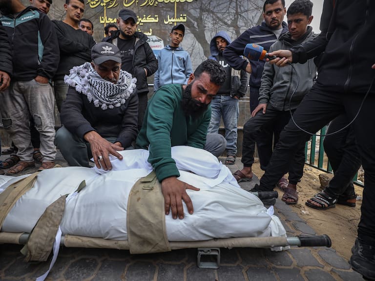 Palestinos despiden a las víctimas mientras los cuerpos de siete personas, entre ellas niños, que perdieron la vida en un ataque israelí pese al alto el fuego, son trasladados al Hospital Al-Shifa para los procedimientos funerarios, en Ciudad de Gaza. (Foto de Khames Alrefi/Anadolu vía Getty Images)