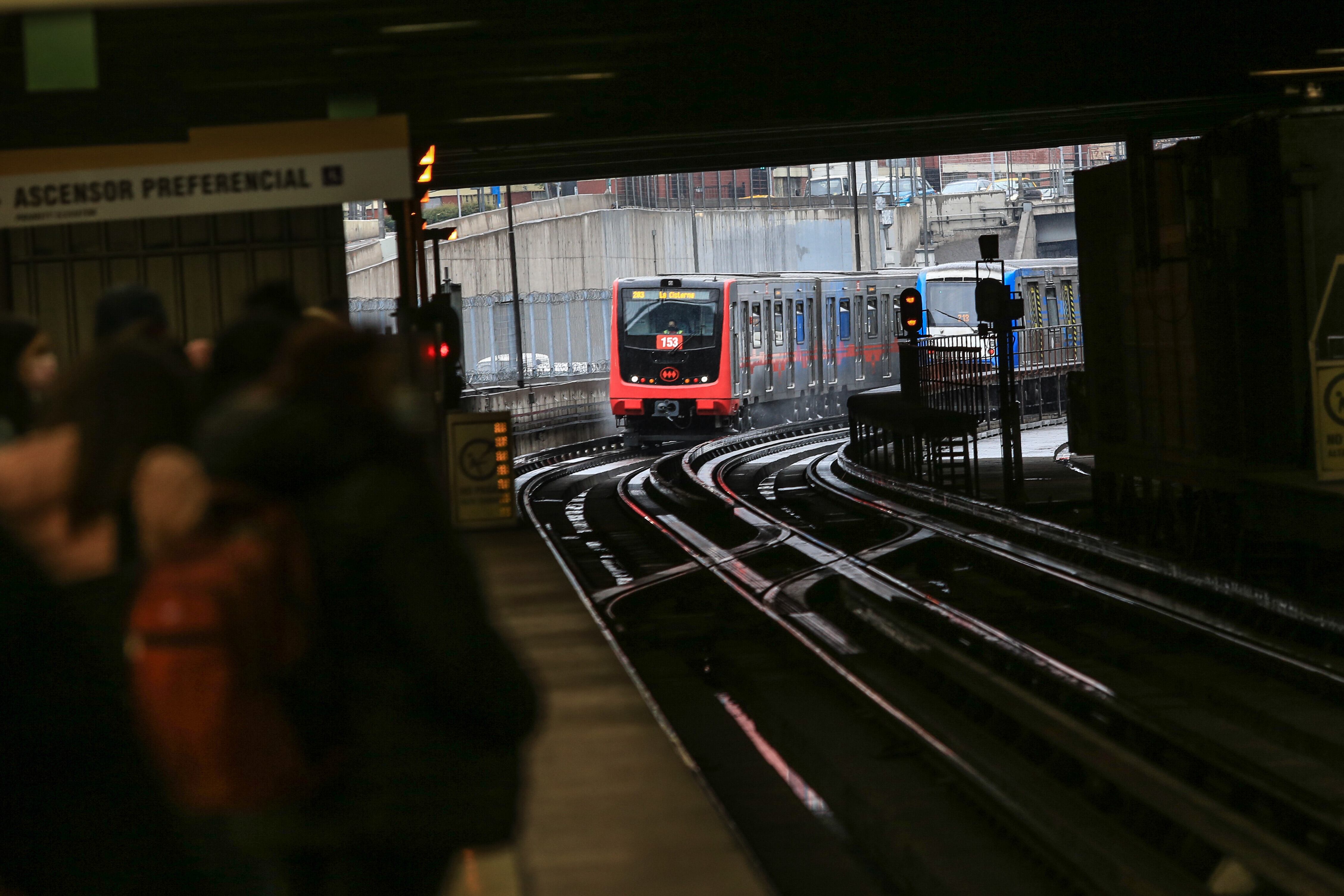 Encapuchados vandalizan Metro de Santiago en plena Línea 4 y obligan a interrumpir el servicio