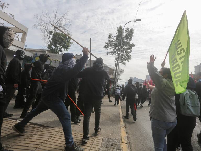 Confirman muerte de persona apuñalada durante romería al Cementerio General en Santiago