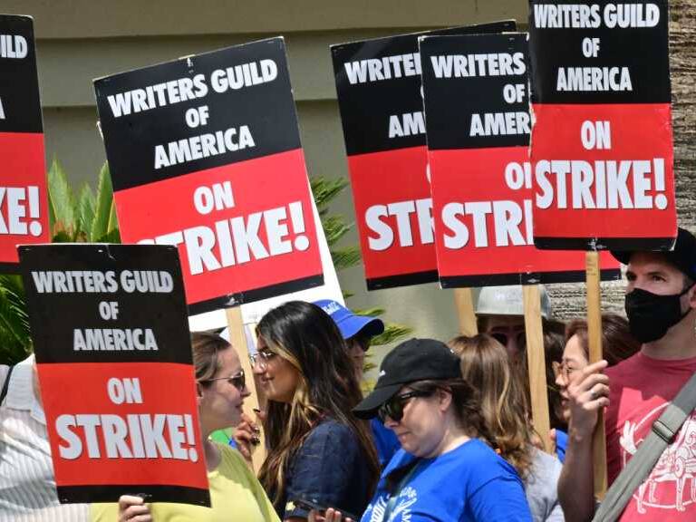 Guionistas de Hollywood cumplen un mes en huelga: todavía no hay negociaciones