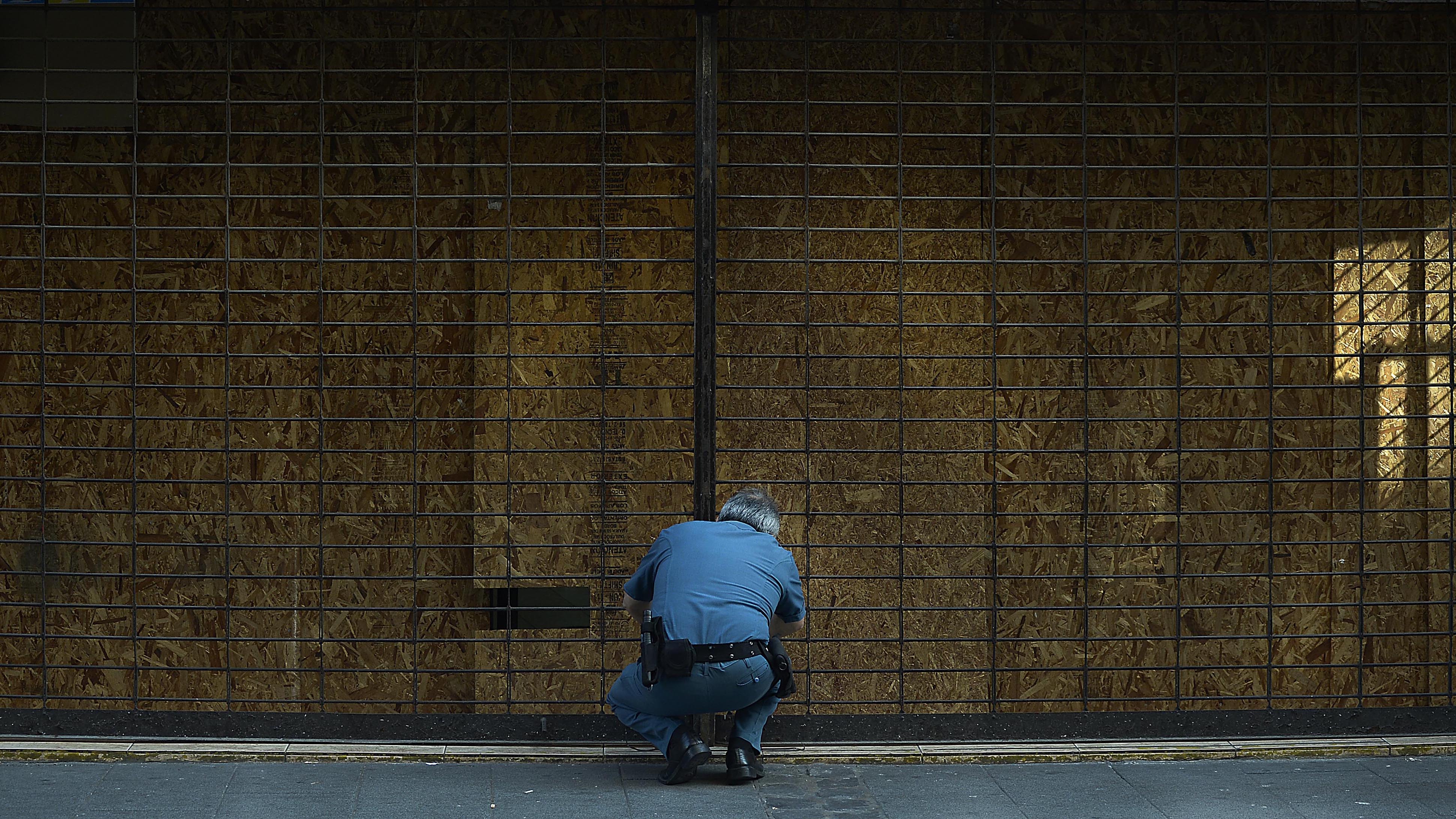 20 DE NOVIEMBRE DE 2019/VALPARAISOUn guardia de seguridad cierra las rejas de correo de chile , durante la marcha contra NO + AFP  realizada en Valparaiso.
FOTO:PABLO OVALLE ISASMENDI/AGENCIAUNO