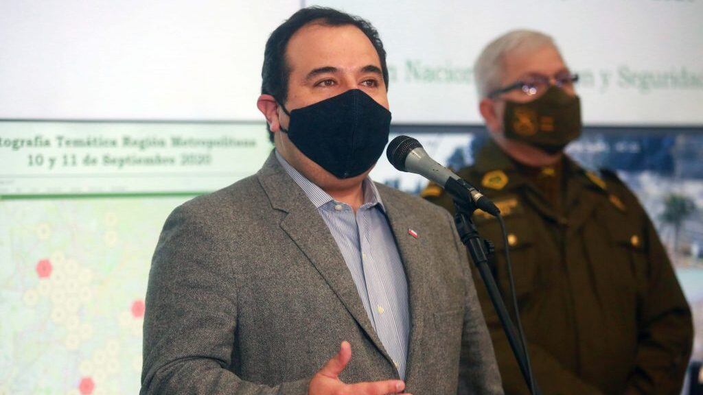 11 de Septiembre del 2020/SANTIAGO
El Subsecretario del Interior Juan Francisco Galli quien habla a los medios junto al Director Nacional de Orden y Seguridad de Carabineros General Inspector Ricardo Yáñez, durante la entrega del balance de la jornada de Conmemoración del 11 de Septiembre de 1973, en medio de la pandemia de COVID-19.
FOTO: JOSE FRANCISCO ZUÑIGA/AGENCIAUNO