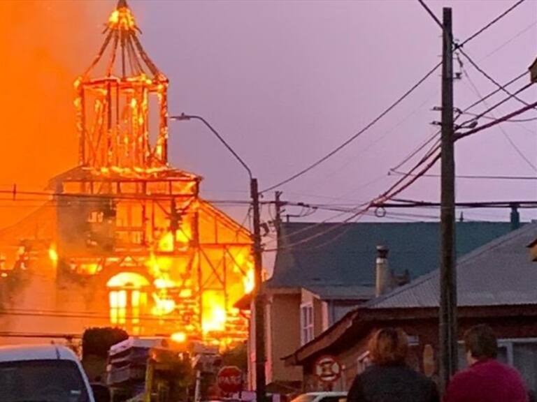 Incendio consumió por completo iglesia San Francisco de Ancud