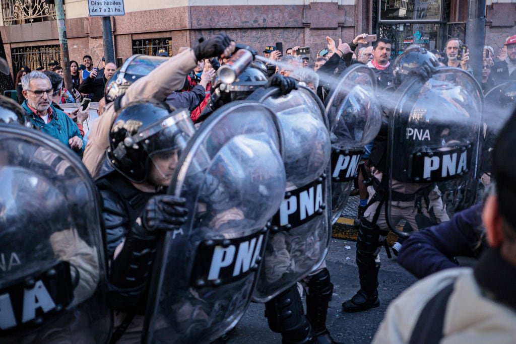 Efectivos de la Policía en Argentina lanzan gases lacrimógenos a jubilados que protestan contra el gobierno de Javier Milei en la ciudad de Buenos Aires