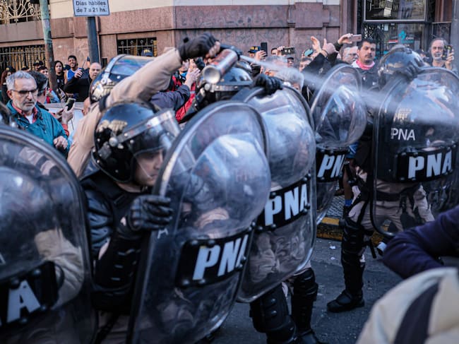 Efectivos de la Policía en Argentina lanzan gases lacrimógenos a jubilados que protestan contra el gobierno de Javier Milei en la ciudad de Buenos Aires