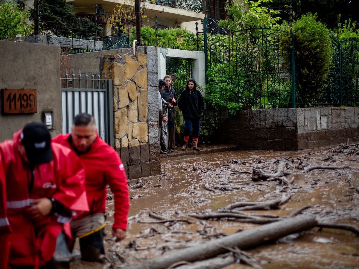Aluvión en Las Condes, en vivo hoy: cortes de luz y tránsito, pronóstico de lluvia y últimas noticias