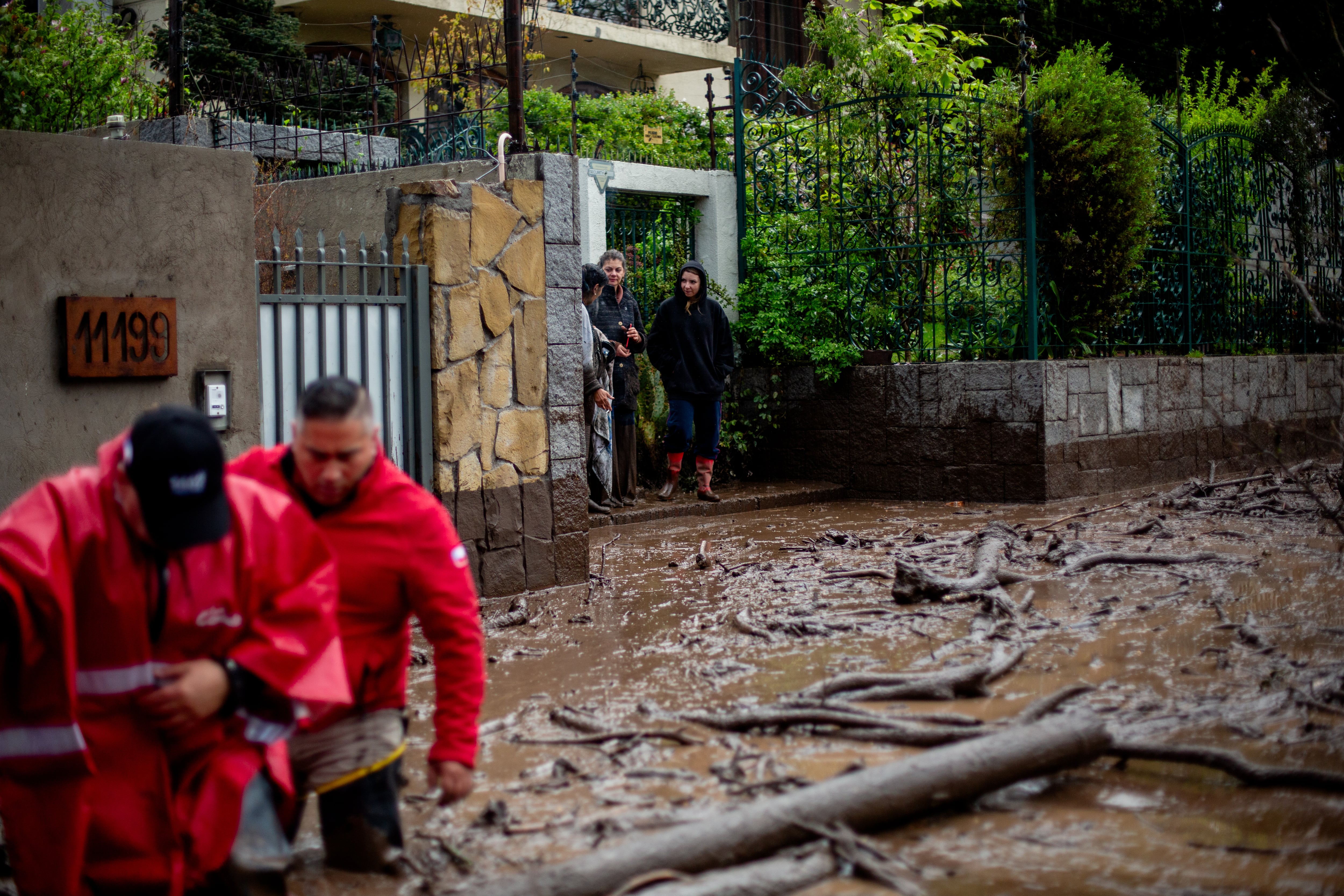 Alcaldesa de Las Condes tras el aluvión: “Si existe un segundo pulso, vamos a tener que evacuar”