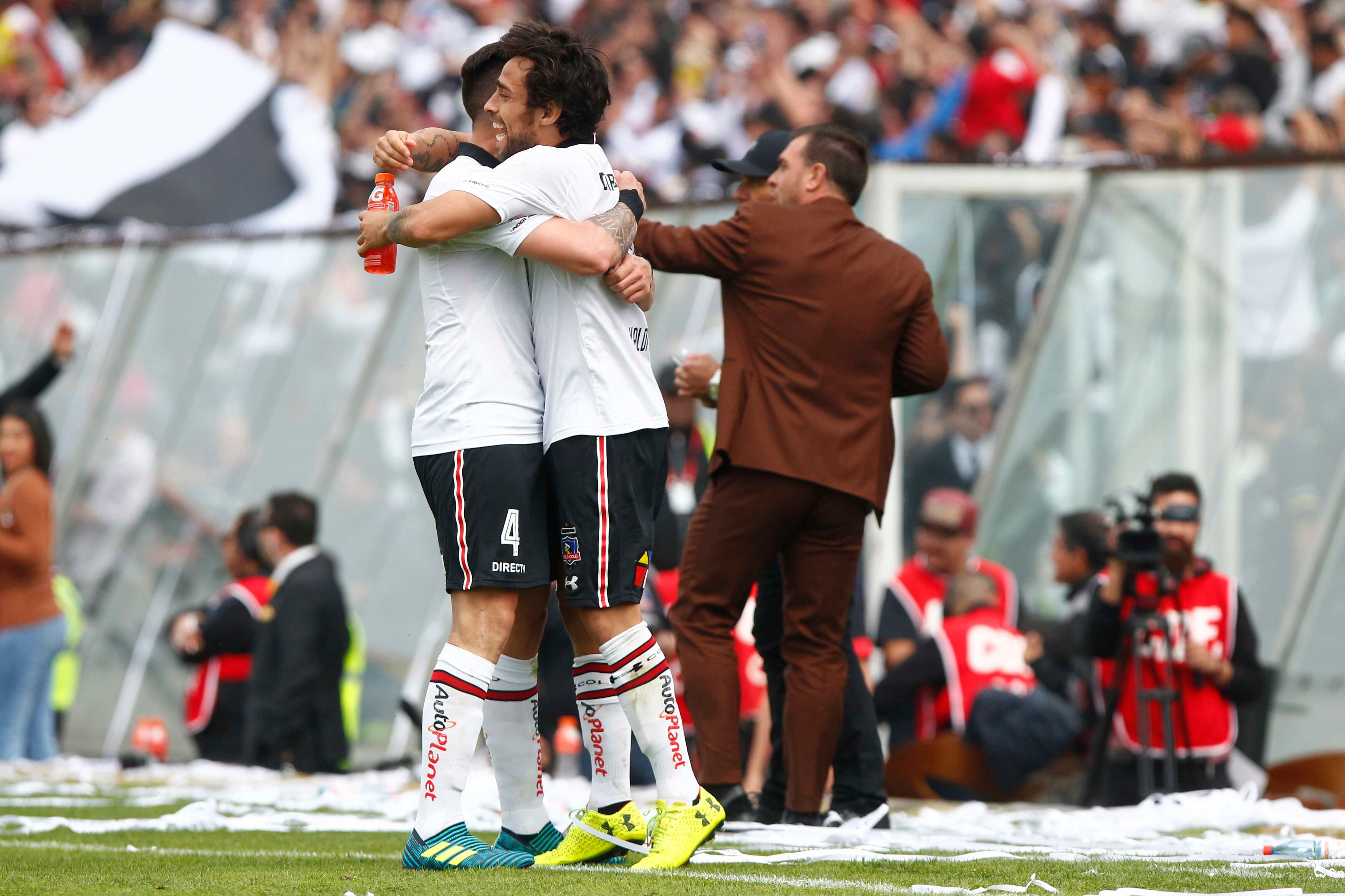 27 de Agosto de 2017/SANTIAGOJorge Valdivia (c) y Matias Zaldivia (i) celebran el gol de Esteban Paredes (fuera de cuadro) durante el partido valido por la quinta fecha del Campeonato Scotiabank Transicin 2017 entre Colo Colo vs Universidad de Chile, jugado en el Estadio Monumental.
FOTO: PABLO VERA LISPERGUER/AGENCIAUNO