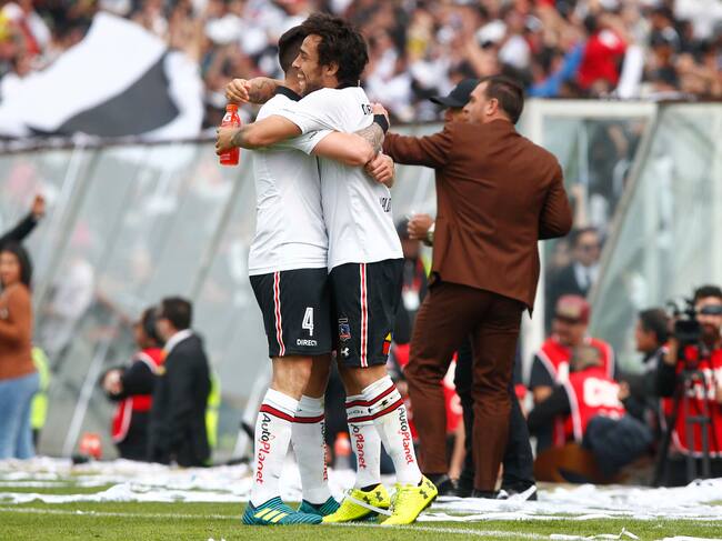 27 de Agosto de 2017/SANTIAGOJorge Valdivia (c) y Matias Zaldivia (i) celebran el gol de Esteban Paredes (fuera de cuadro) durante el partido valido por la quinta fecha del Campeonato Scotiabank Transicin 2017 entre Colo Colo vs Universidad de Chile, jugado en el Estadio Monumental.
FOTO: PABLO VERA LISPERGUER/AGENCIAUNO
