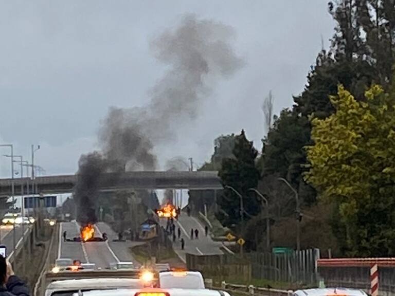 La Araucanía: grupo de encapuchados cortan con barricadas la Ruta 5 Sur en Padre Las Casas