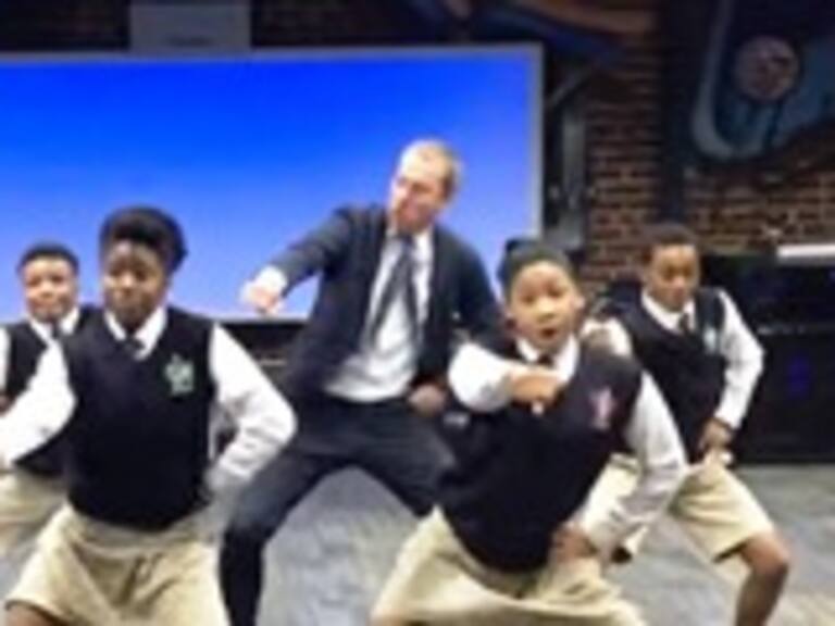 Mira el impresionante baile de este profesor y sus alumnas