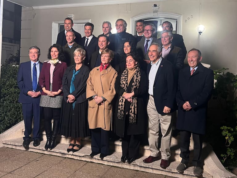 Reunión de senadores de oposición con Evelyn Matthei en el ex Congreso