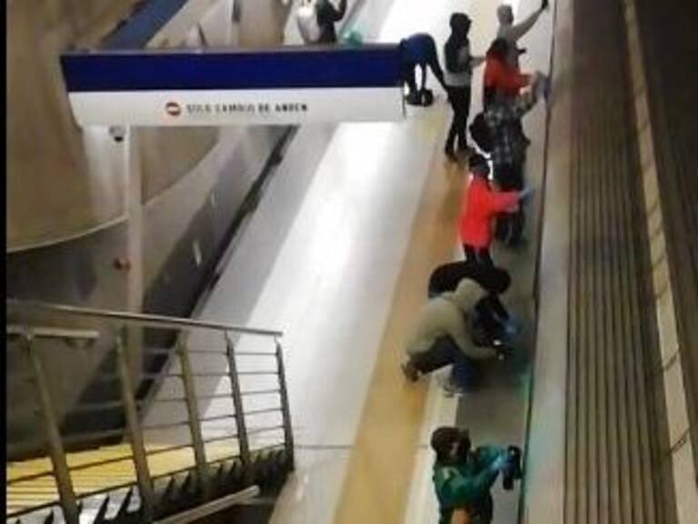 Registran a desconocidos rayando vagones de metro en estación Los Presidentes