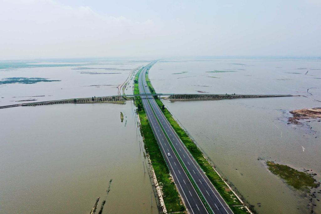 Los terrenos totalmente inundados cerca de la ciudad de Baicheng en China