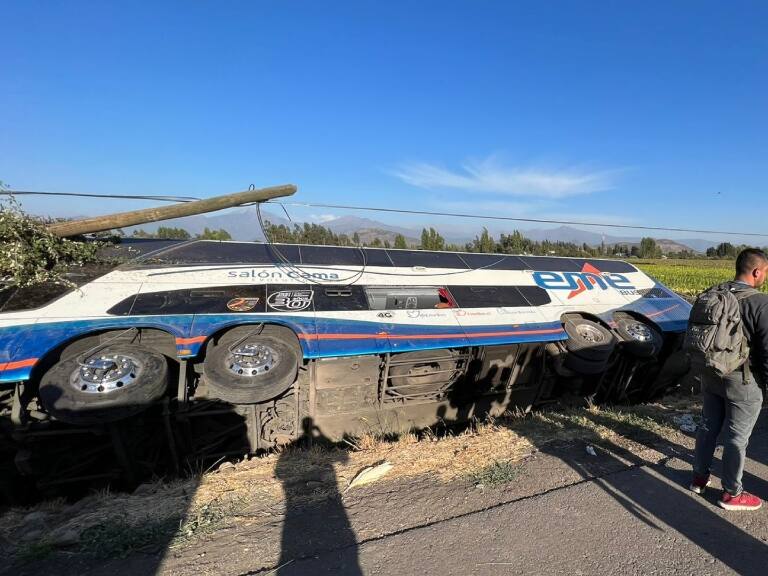 Bus se vuelca en la región de O’Higgins: hay al menos un muerto y diversos heridos de gravedad