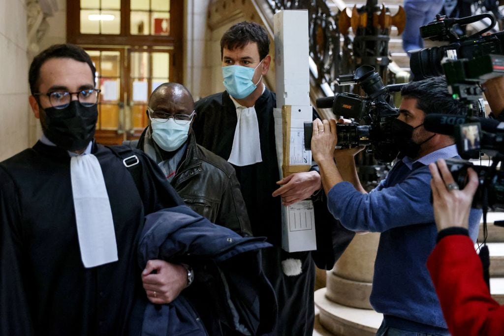 Claude Muhayimana arriba a la corte de París para enfrentar juicio por genocidio