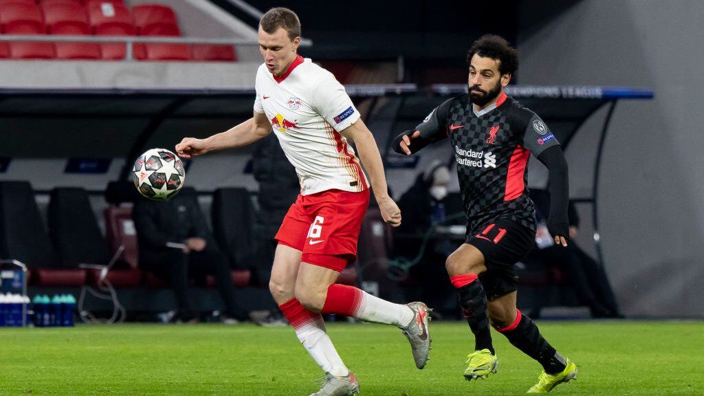 BUDAPEST, HUNGARY - FEBRUARY 16: (BILD ZEITUNG OUT) Lukas Klostermann of RB Leipzig and Mohamed Salah of FC Liverpool battle for the ball during the UEFA Champions League Round of 16 match between RB Leipzig and Liverpool FC at Puskas Arena on February 16, 2021 in Budapest, Hungary(Photo by Robert Szaniszlo/DeFodi Images via Getty Images)