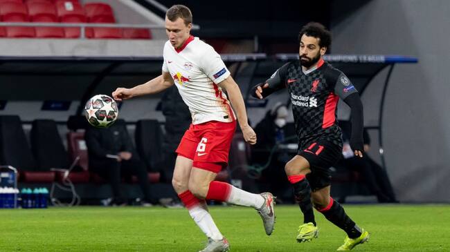 BUDAPEST, HUNGARY - FEBRUARY 16: (BILD ZEITUNG OUT) Lukas Klostermann of RB Leipzig and Mohamed Salah of FC Liverpool battle for the ball during the UEFA Champions League Round of 16 match between RB Leipzig and Liverpool FC at Puskas Arena on February 16, 2021 in Budapest, Hungary(Photo by Robert Szaniszlo/DeFodi Images via Getty Images)