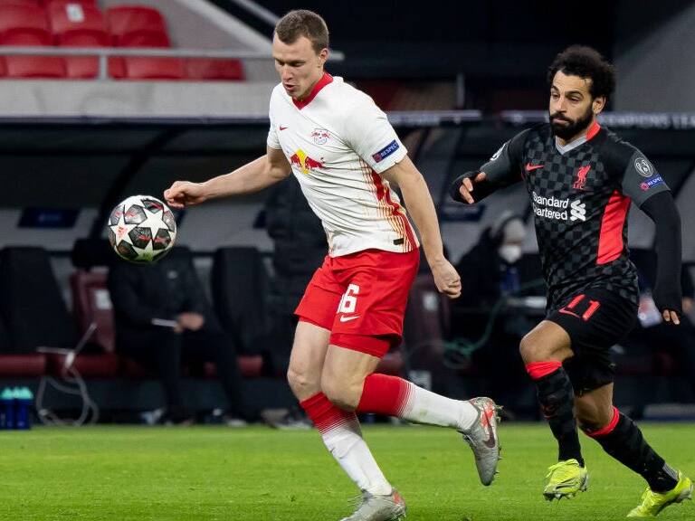 BUDAPEST, HUNGARY - FEBRUARY 16: (BILD ZEITUNG OUT) Lukas Klostermann of RB Leipzig and Mohamed Salah of FC Liverpool battle for the ball during the UEFA Champions League Round of 16 match between RB Leipzig and Liverpool FC at Puskas Arena on February 16, 2021 in Budapest, Hungary(Photo by Robert Szaniszlo/DeFodi Images via Getty Images)
