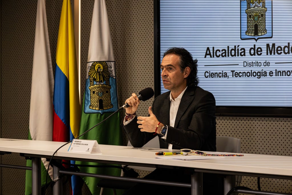 El alcalde de Medellín, Federico Gutiérrez, ante los medios de comunicación en la capital del departamento de Antioquia.