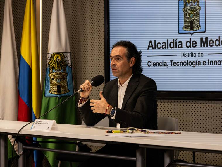 El alcalde de Medellín, Federico Gutiérrez, ante los medios de comunicación en la capital del departamento de Antioquia.