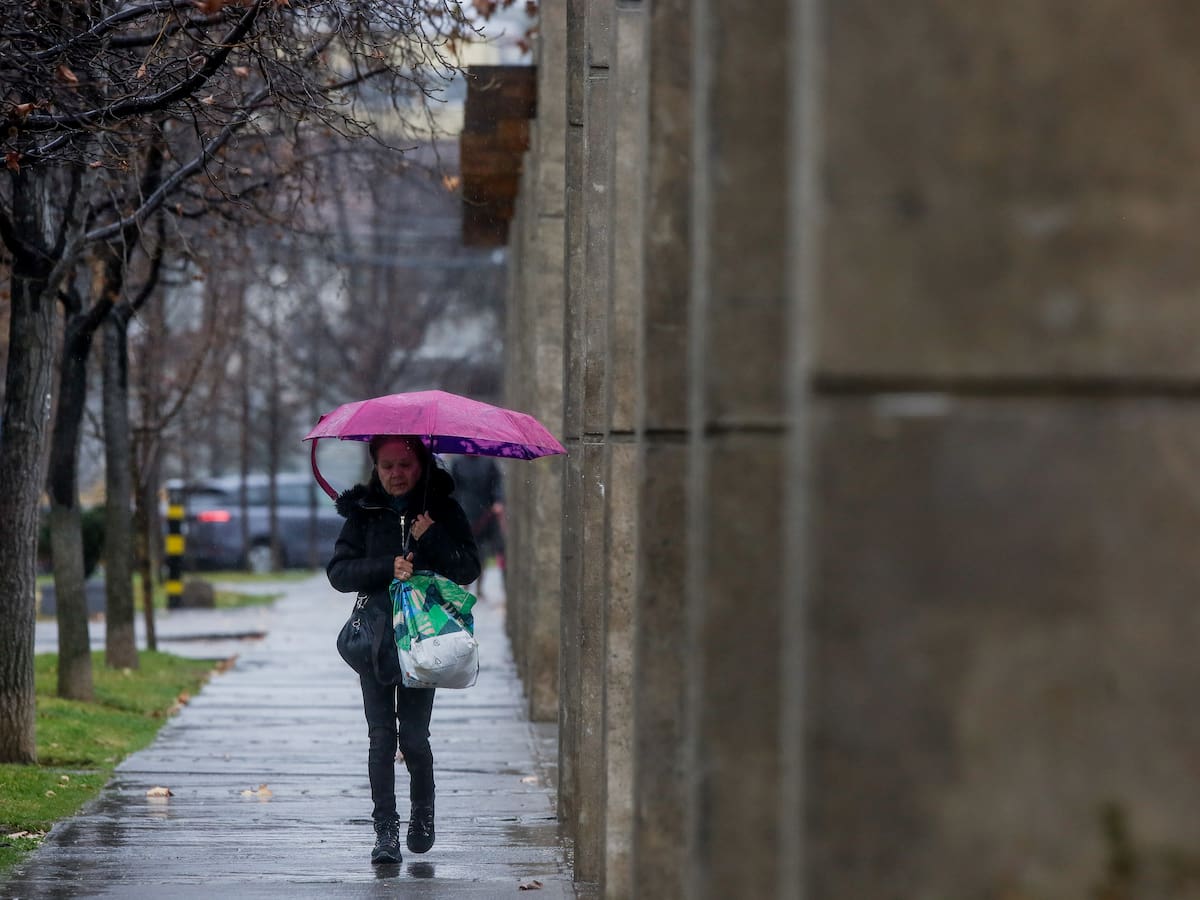 El increíble récord que dejó la lluvia en Santiago por sistema frontal: información oficial