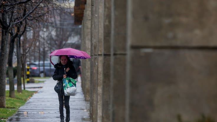 El increíble récord que dejó la lluvia en Santiago por sistema frontal: información oficial