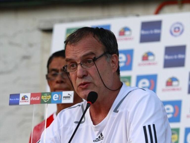 Marcelo Bielsa utilizó a Gonzalo Jara para explicar una jugada y destacó a Fabián Orellana