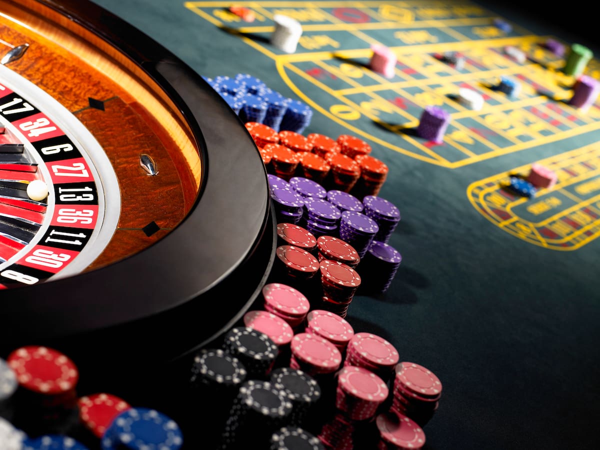 Detectan a 910 funcionarios públicos que apostaron en casinos pese a prohibición: estas instituciones lideran listado