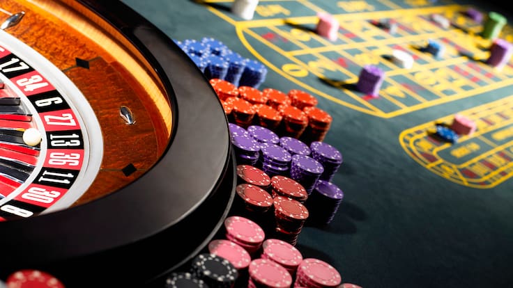 Detectan a 910 funcionarios públicos que apostaron en casinos pese a prohibición: estas instituciones lideran listado