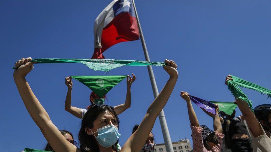 13 de enero del 2021/SANTIAGOUna mujer sostiene un pañuelo verde, y se manifiesta en frente del Palacio de La Moneda, para exigir un aborto libre y seguro.
FOTO: SEBASTIAN BELTRAN GAETE/AGENCIAUNO