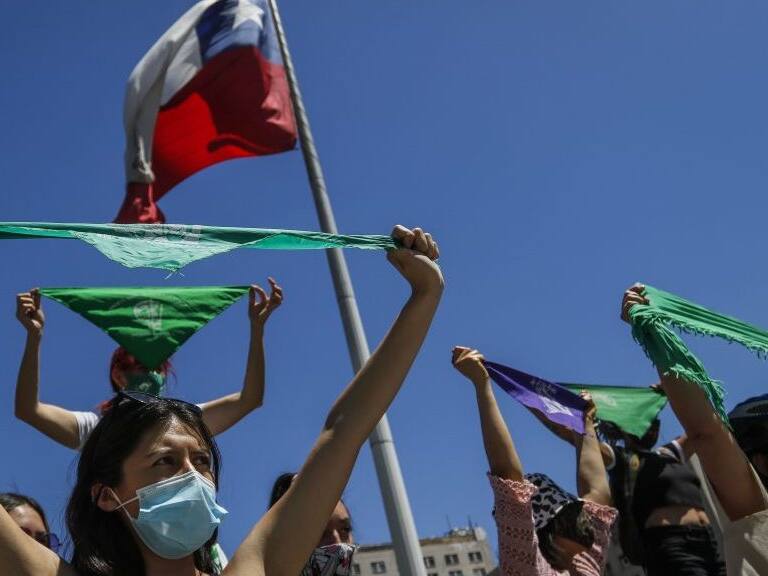 13 de enero del 2021/SANTIAGOUna mujer sostiene un pañuelo verde, y se manifiesta en frente del Palacio de La Moneda, para exigir un aborto libre y seguro.
FOTO: SEBASTIAN BELTRAN GAETE/AGENCIAUNO