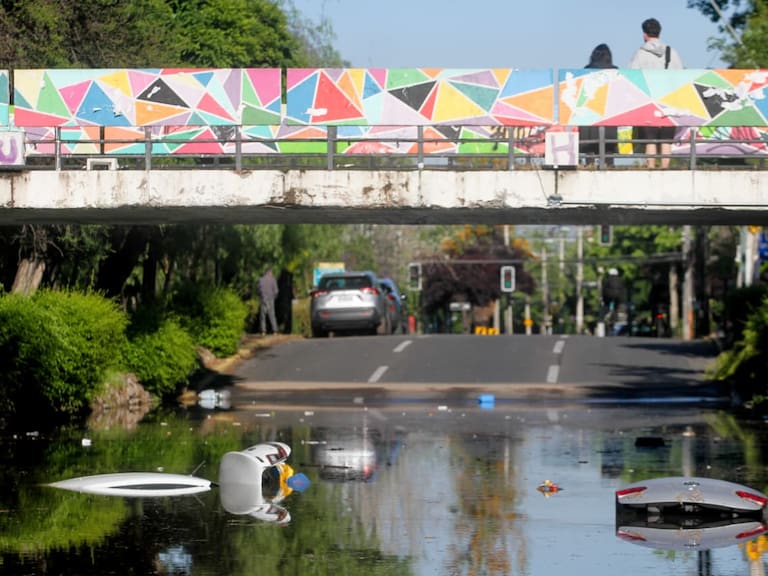 “Tuve que nadar...”: el drama detrás de los autos que quedaron atrapados bajo el agua en Ñuñoa