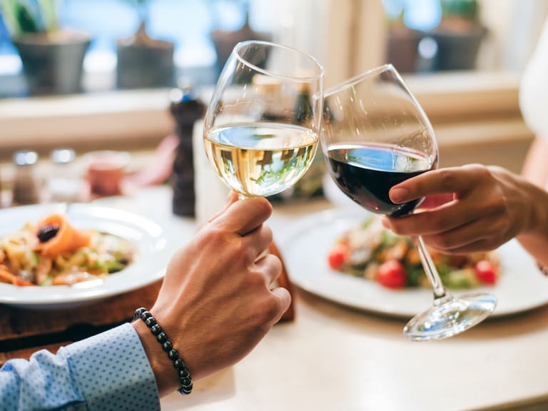 ¿Es el vino tinto más saludable que el blanco? Expertos lo explican