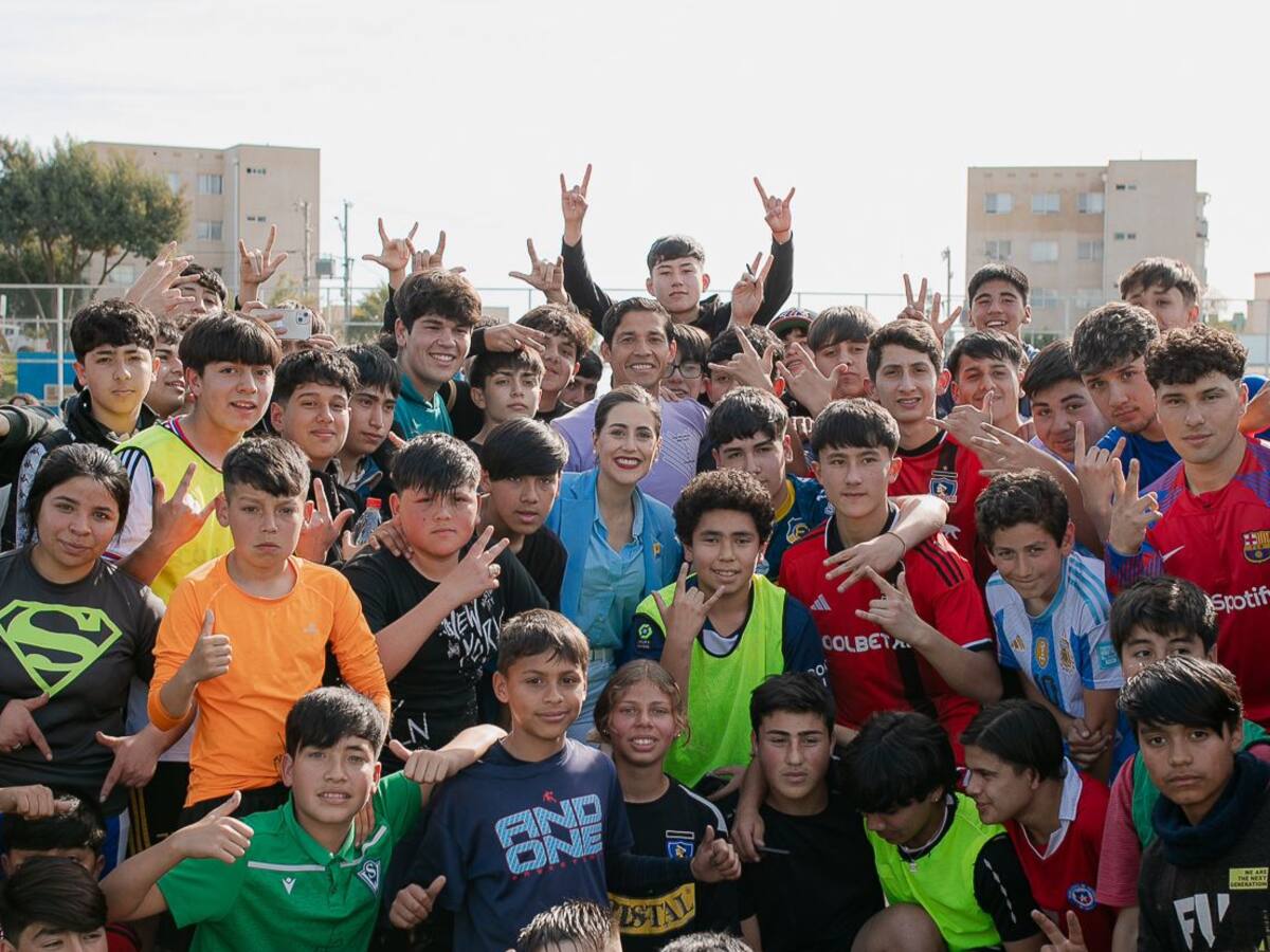 Alcaldesa Ripamonti se reúne con destacado exseleccionado nacional para impulsar el fútbol infantil en Viña del Mar