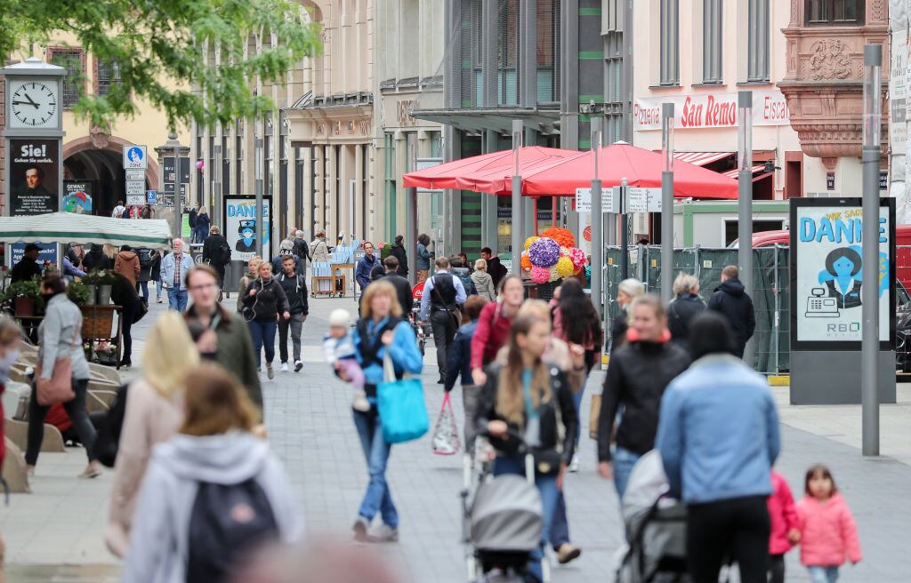 Los ciudadanos caminan por las calles de Leipzig