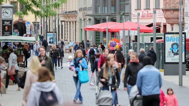 Los ciudadanos caminan por las calles de Leipzig