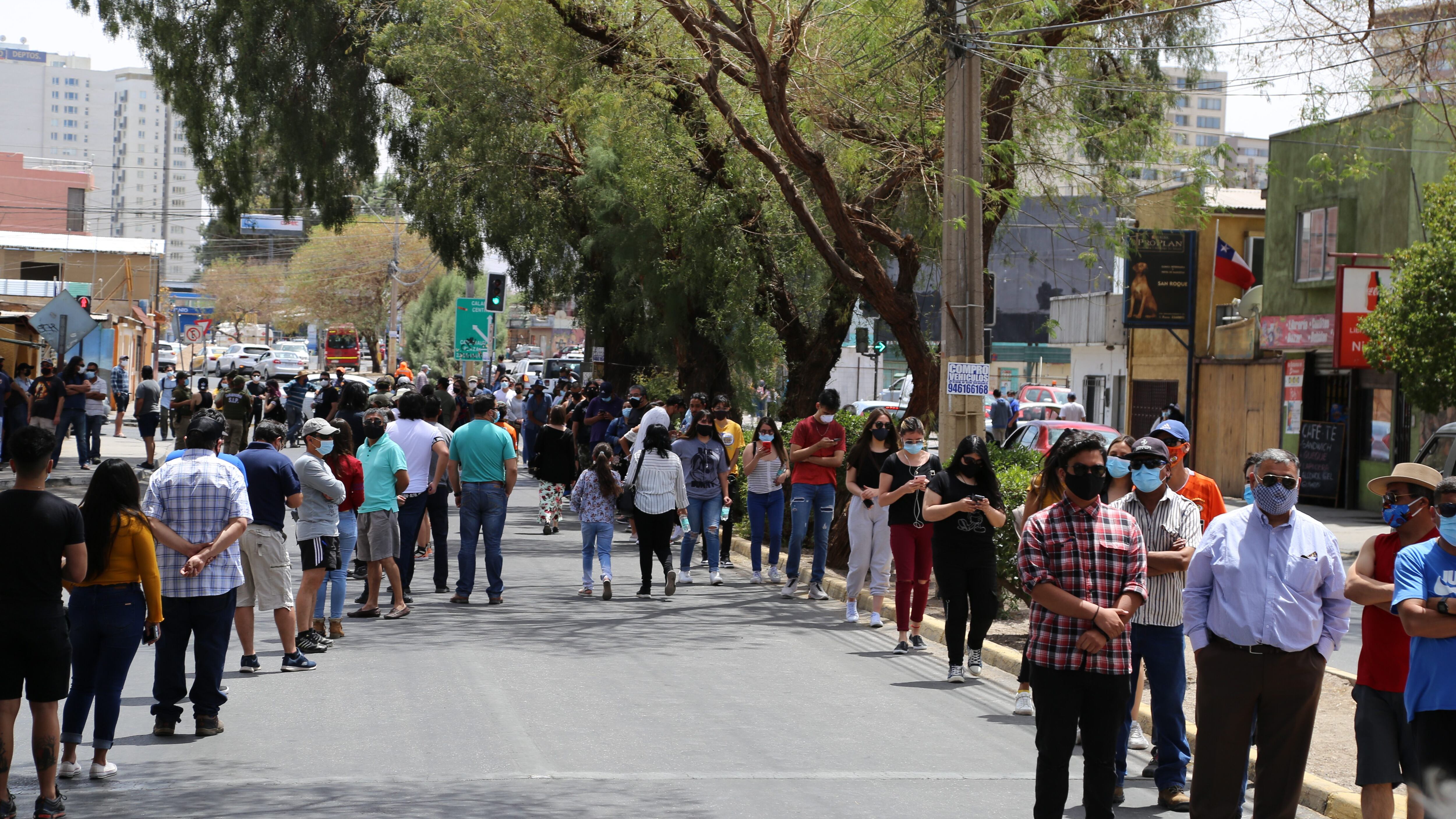 Largas filas para votar en el plebiscito