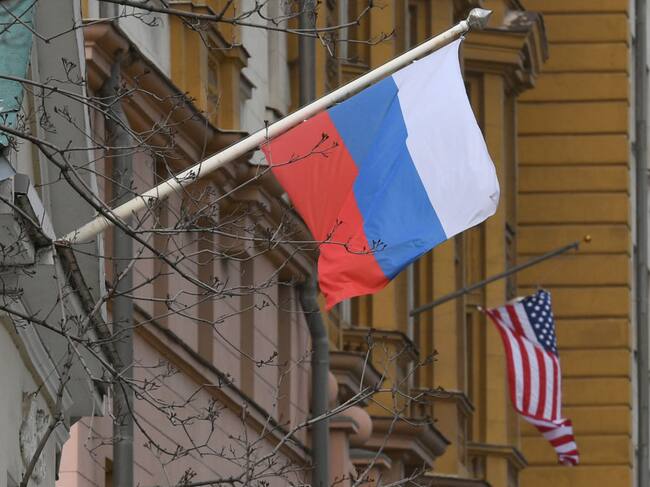 Una bandera rusa flamea cerca de la de EEUU en su embajada en Moscú