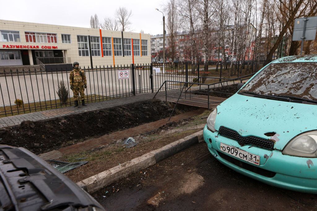 Un soldado de Rusia resguarda un recinto civil en la localidad de Razumnoye en la región de Belgorod.