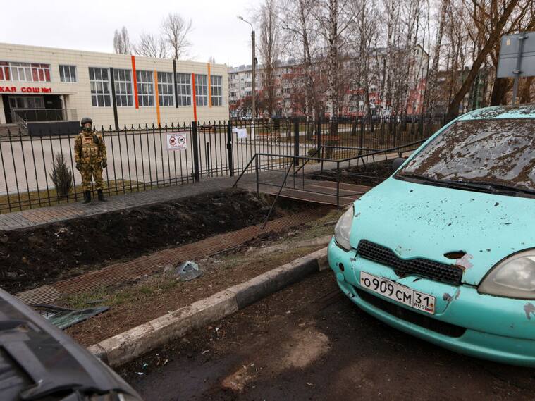 Un soldado de Rusia resguarda un recinto civil en la localidad de Razumnoye en la región de Belgorod.