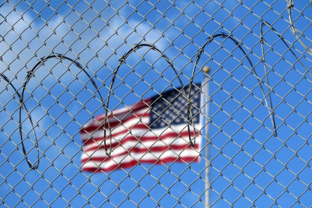 Bandera de Estados Unidos ondea en la base y cárcel de Guantánamo en Cuba