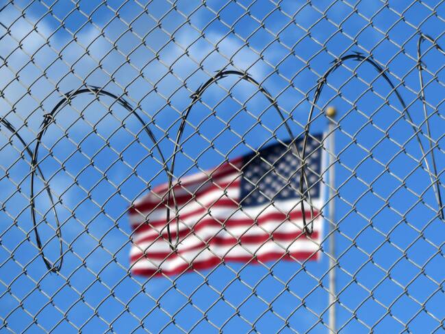 Bandera de Estados Unidos ondea en la base y cárcel de Guantánamo en Cuba