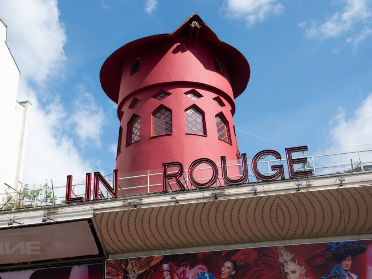 Generando daños en la fachada: se desploman las aspas del emblemático Moulin Rouge en París