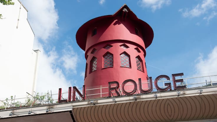 Generando daños en la fachada: se desploman las aspas del emblemático Moulin Rouge en París