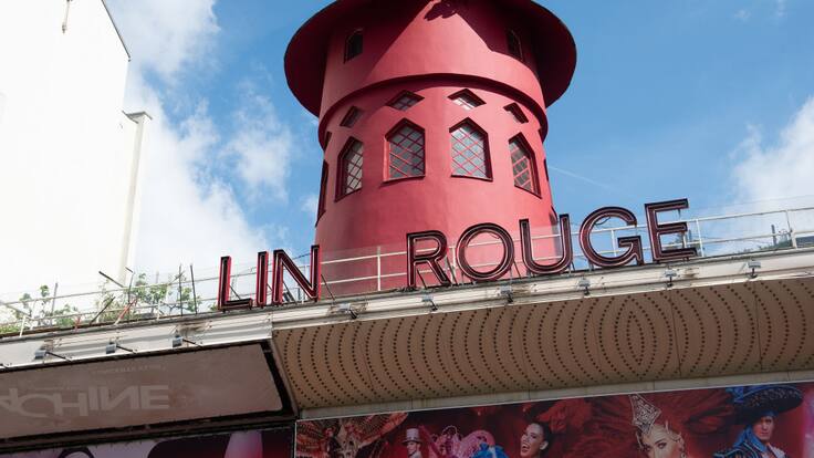 Generando daños en la fachada: se desploman las aspas del emblemático Moulin Rouge en París