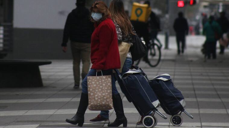 29 de Mayo de 2020/SANTIAGO
Personas transitan por calle Paseo Ahumada mientras llevan un carro y cargan bolsas, durante la cuarentena total por Coronavirus en Santiago Centro, Santiago.
FOTO: AILEN DIAZ/AGENCIAUNO
