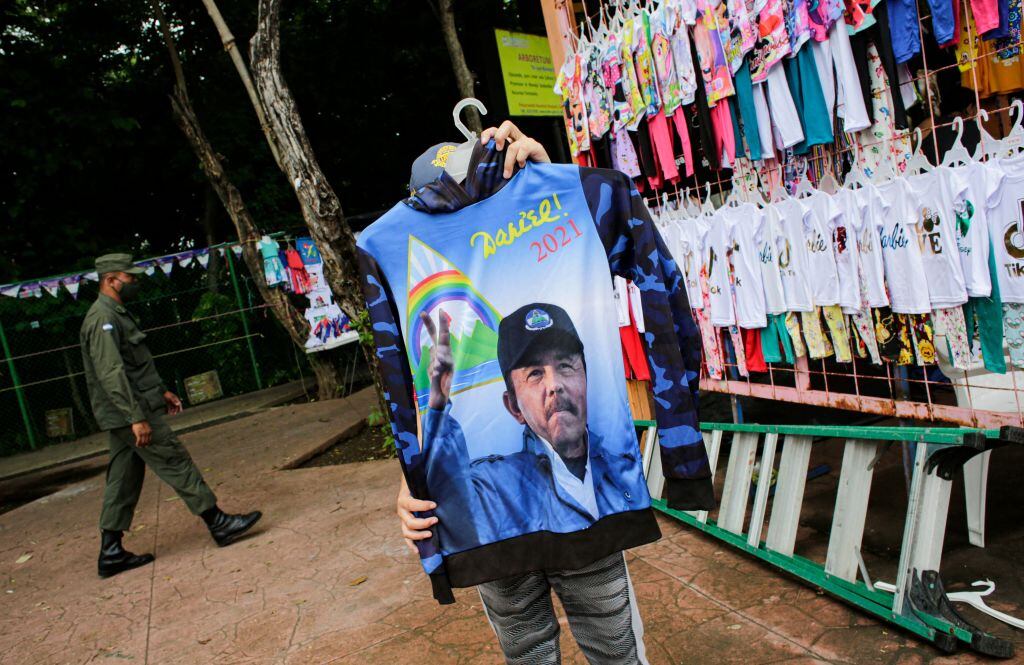 Venta de camisetas con la imagen de Daniel Ortega en Managua