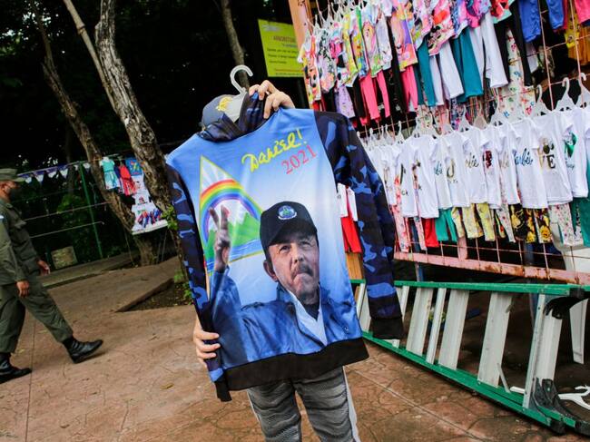 Venta de camisetas con la imagen de Daniel Ortega en Managua