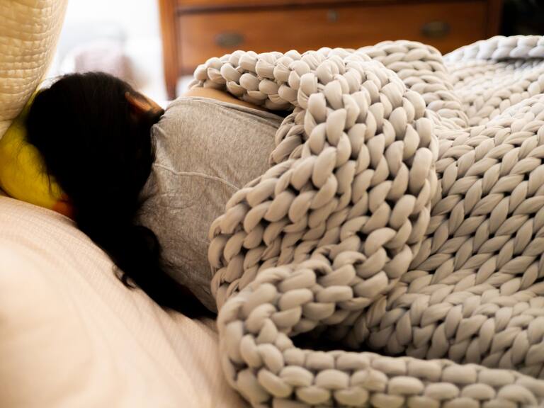 Mantas pesadas: ¿calman la ansiedad o son un “abrazo” costoso?, esto dice la ciencia